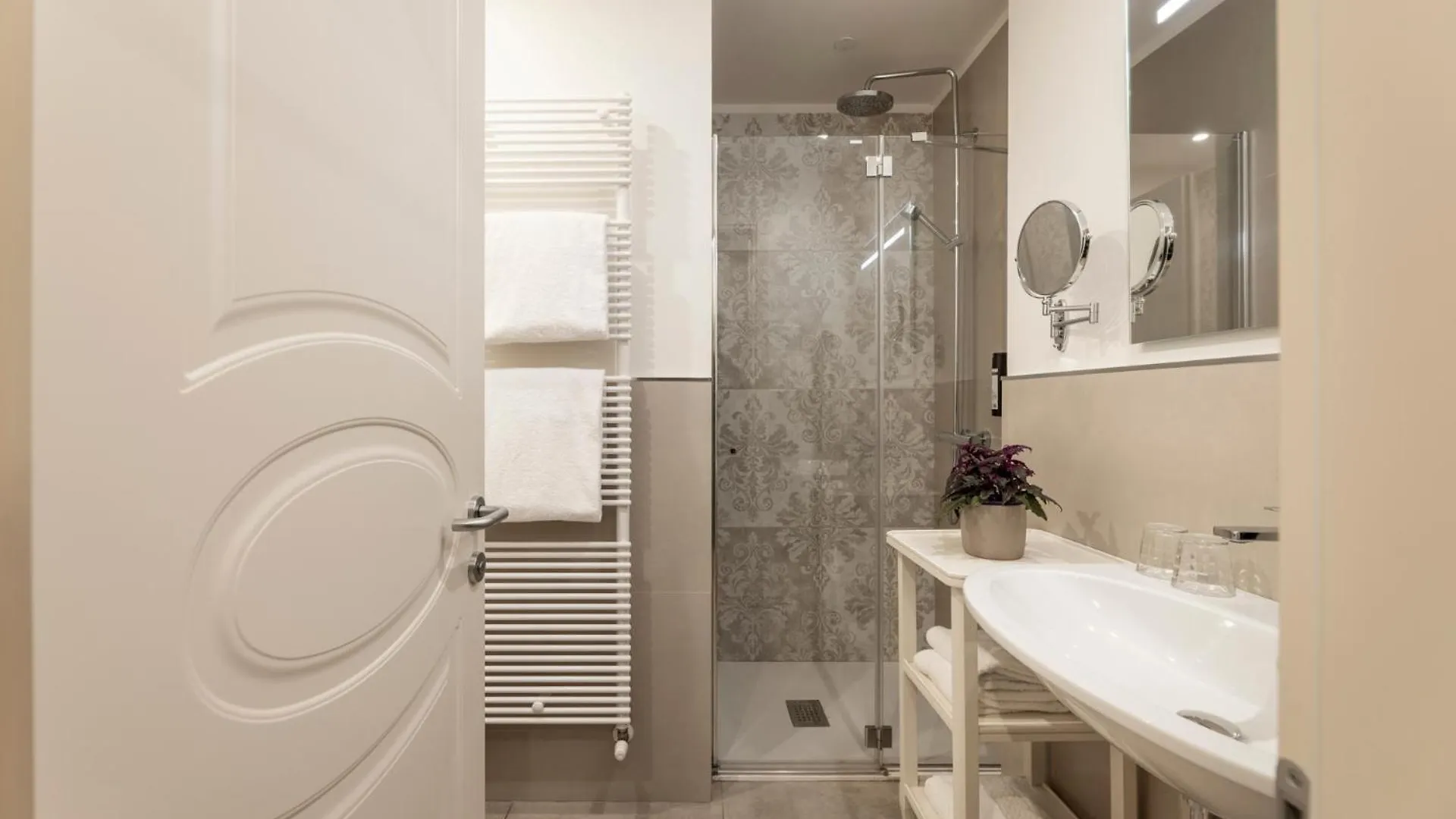 ***  Hotel La Caporala Castel d'Azzano Italy